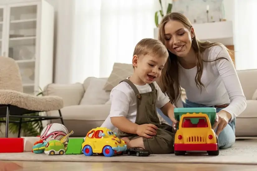 Niños jugando libremente con alarma estando dentro de casa