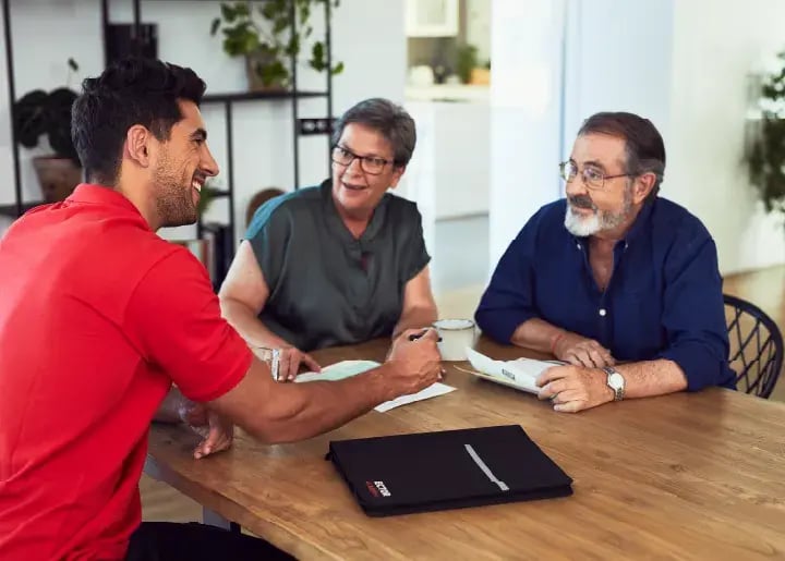 Clientes confiando en nuestros expertos tras contratar la alarma