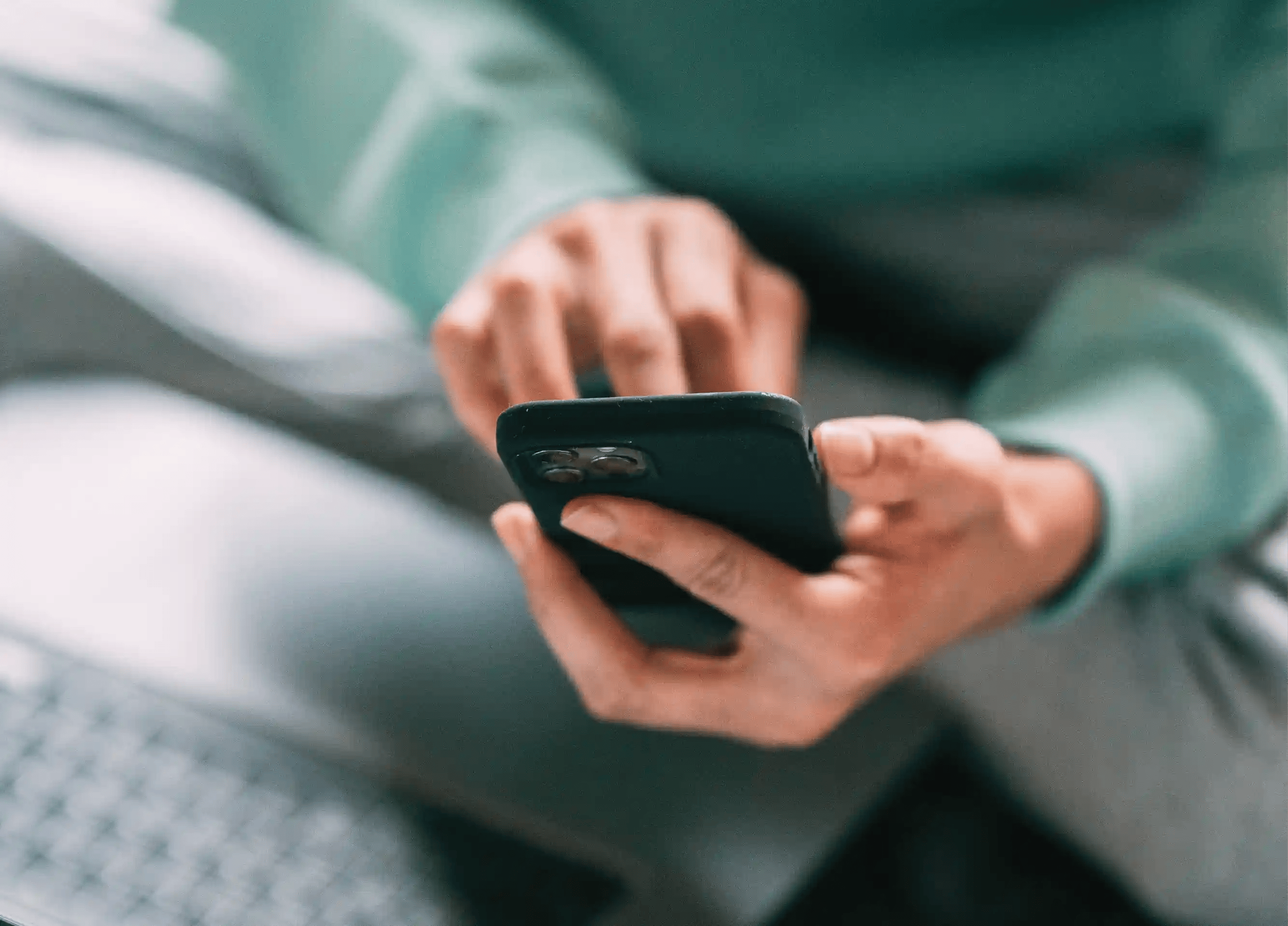 persona en casa esperano que instalen las alarmas gsm
