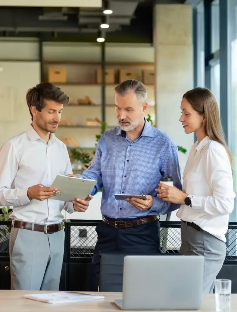 equipo hablando para contratar alarma para negocios