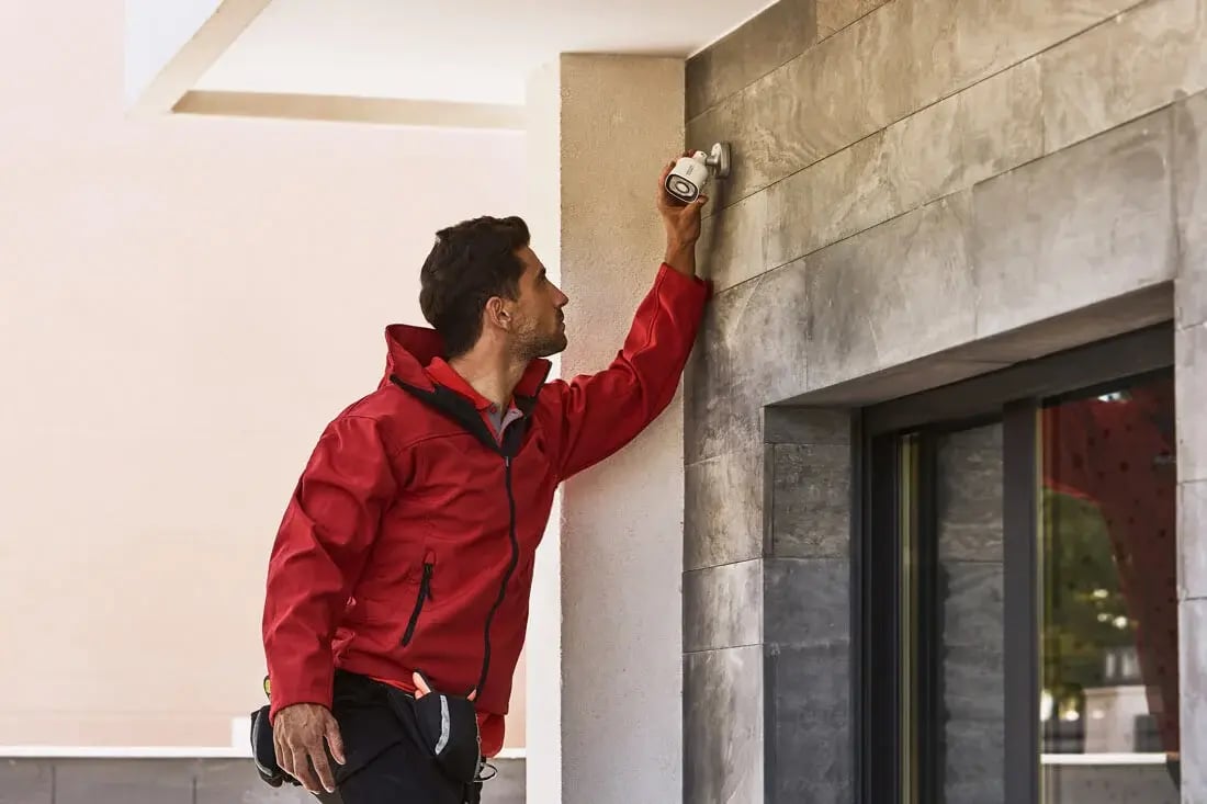 installer_outdoor-camera-min