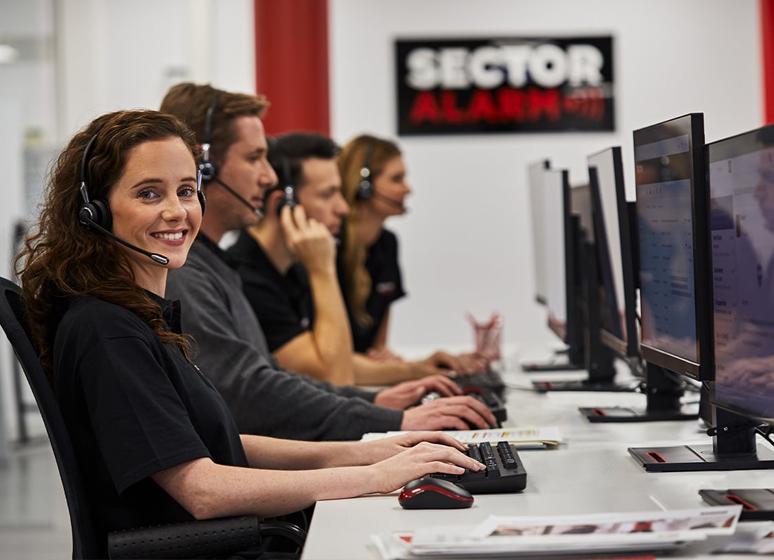 equipo que trabaja en la central receptora de alarmas de sector alarm