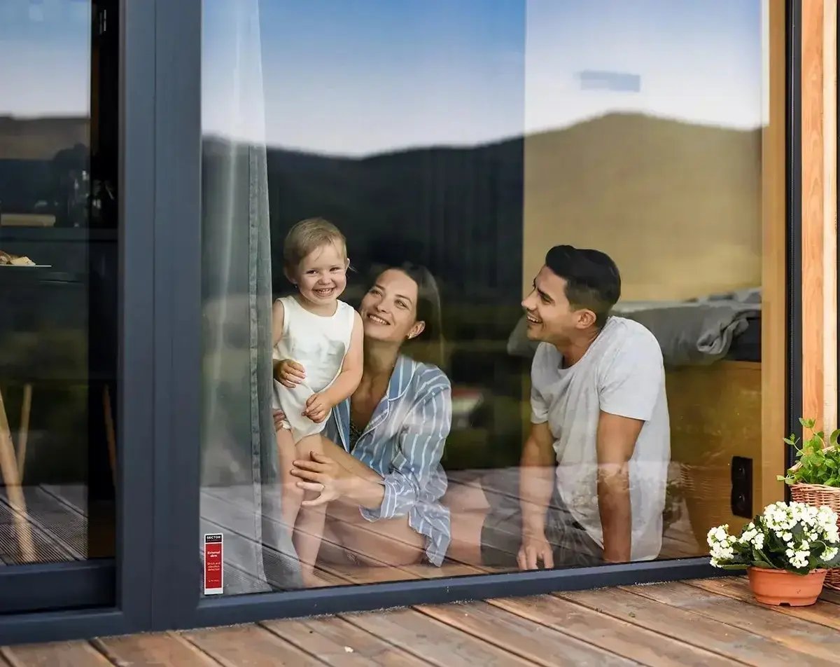 famillia segura en casa con sensor de movimiento con camara de sector alarm