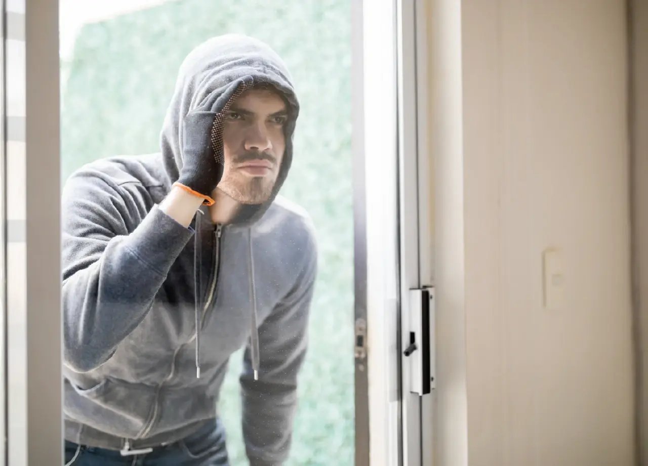 hombre revisando una casa que esta vacia