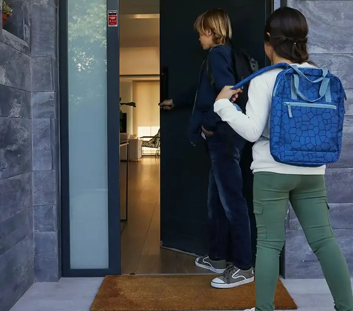 niños abierto puerta con cerradura inteligente