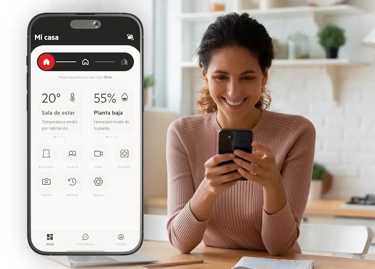 mujer usando app con su alarma de apartamento turistico