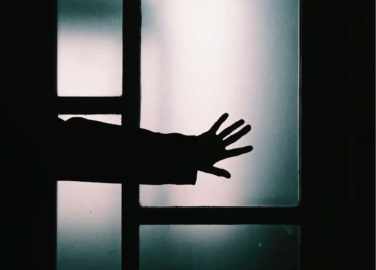 persona okupando una casa de noche