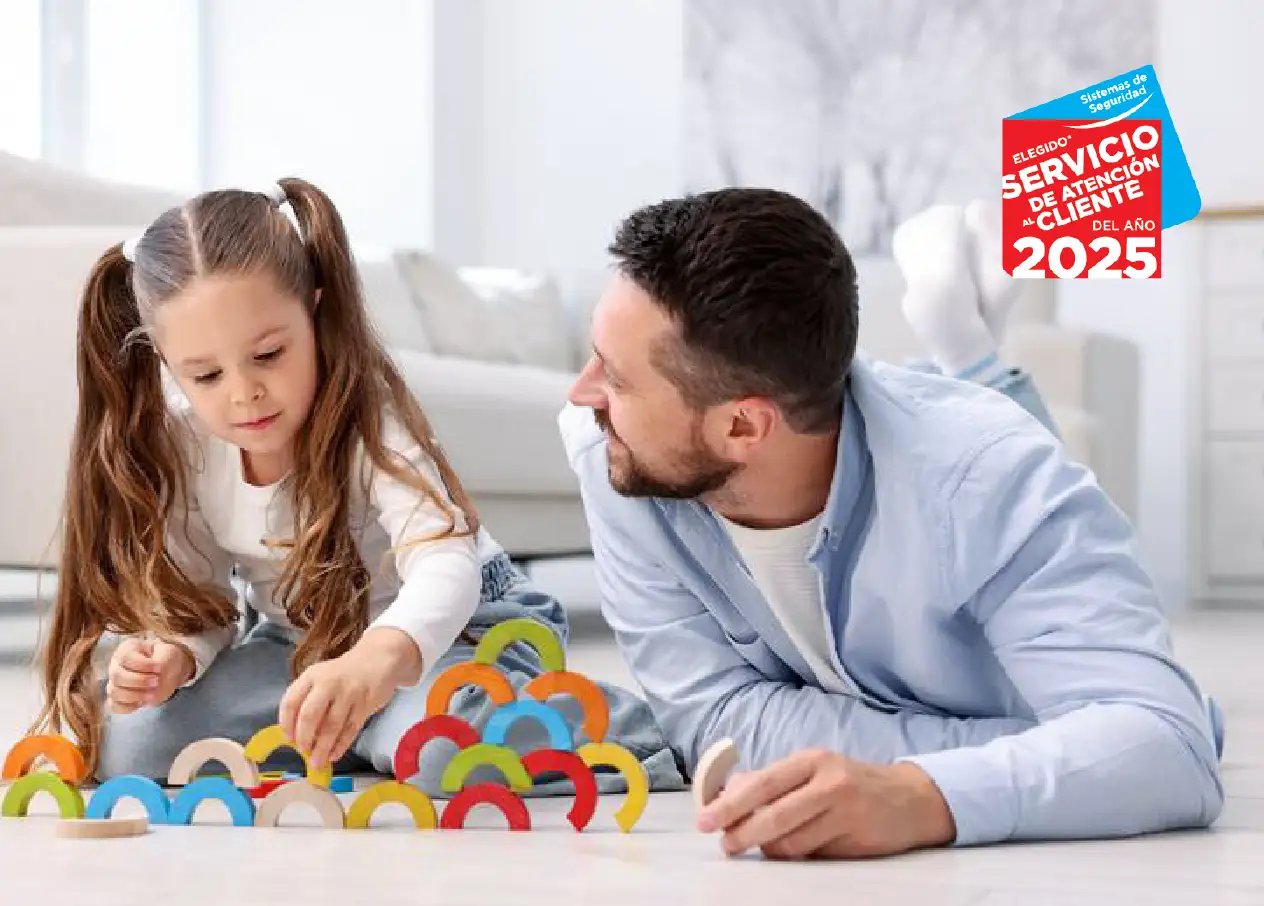 padre e hijo jugandocon su hogar protegido por sector alarm