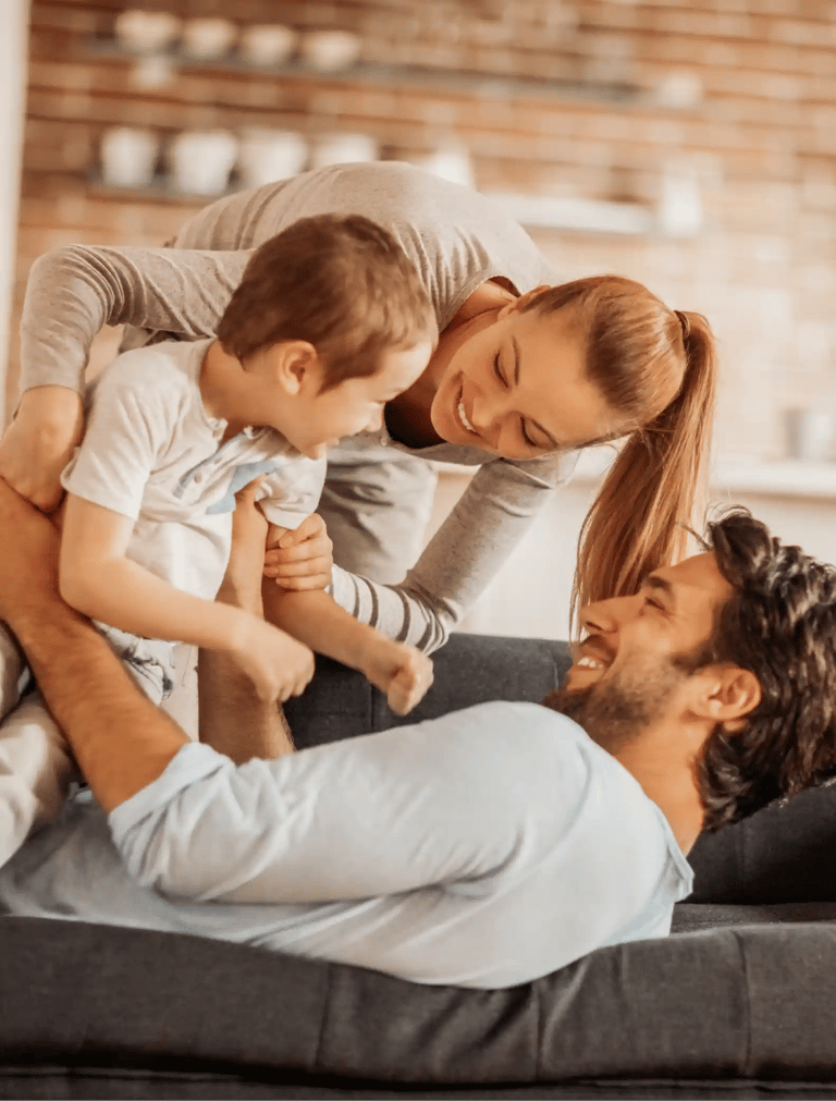 familia disfrutando de alarma para casa de sector alarm