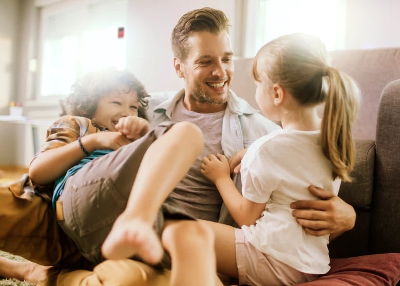 Familia disfrutando en su hogar con alarma dentro de casa
