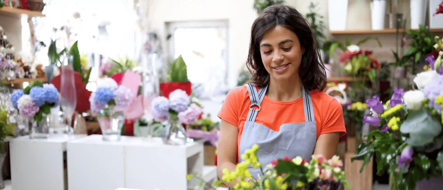 mujer seguro con alarma para negocios de sector alarm