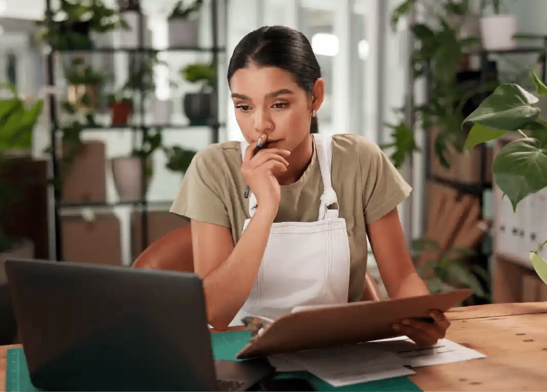chica contratando alarma para Pequeños negocios