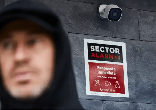 ladron ve una placa de sector alarm en un hogar  y decide no entrar