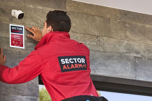 Placa y adhesivos para disuadir a ladrones y okupas