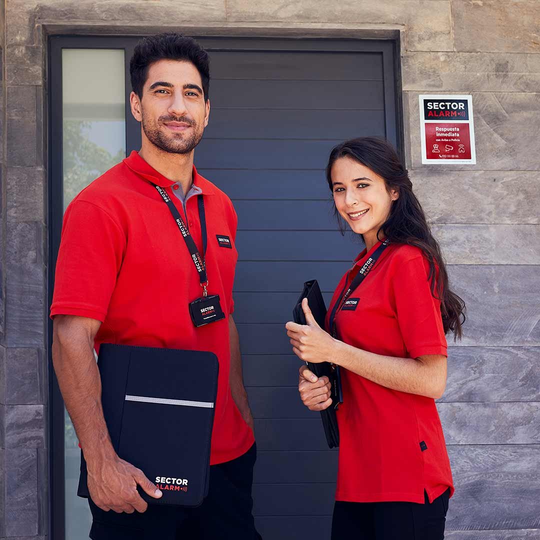 Comerciales de Sector Alarm en puerta de cliente Comerciales de Sector Alarm en puerta de cliente