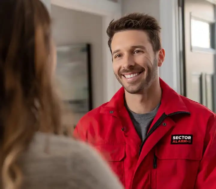 Profesional accediendo a un hogar para realizar una instalación