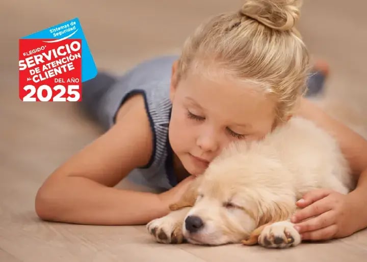 Niña abrazada a su mascota protegida