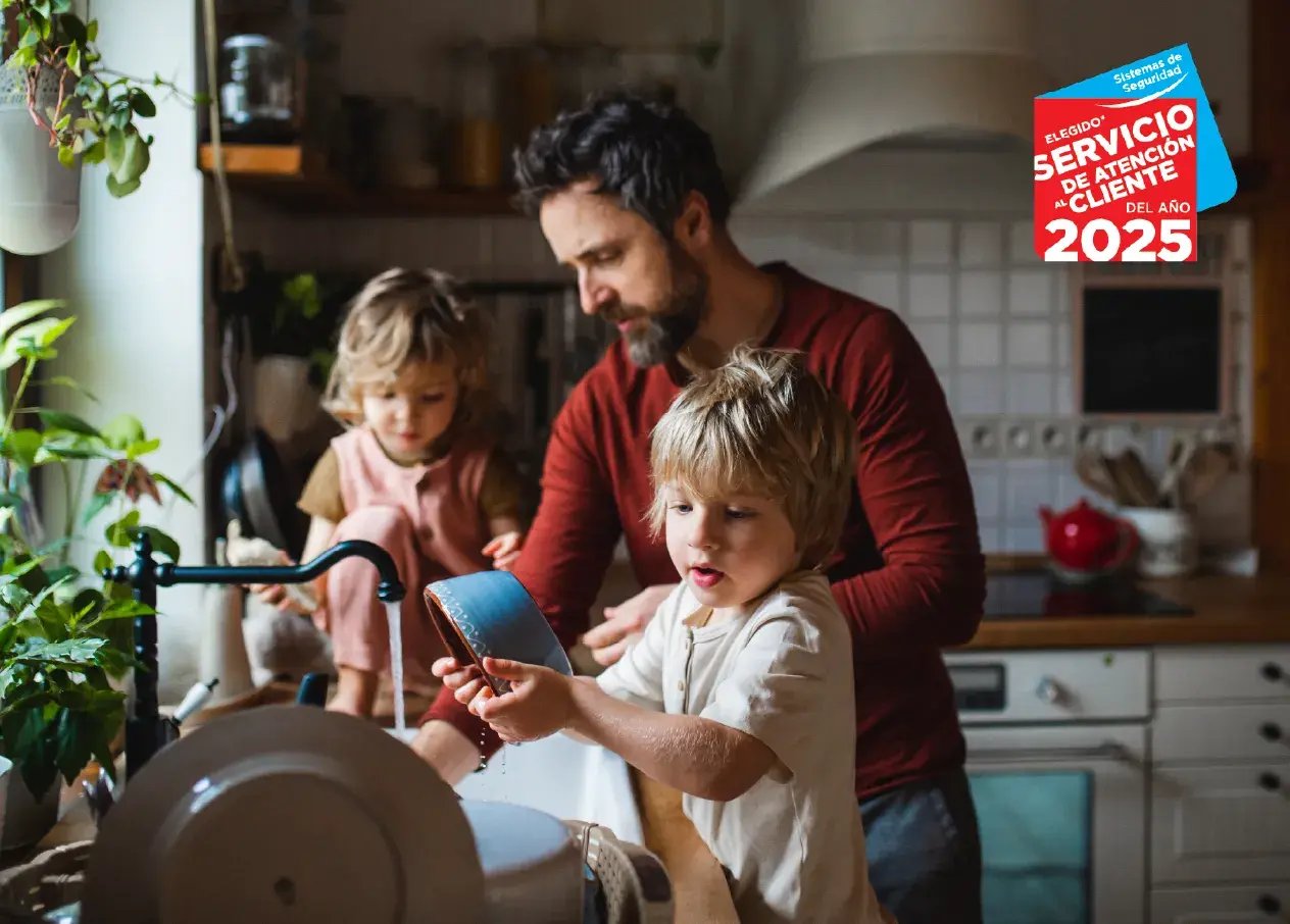 Familia en la cocina protegida
