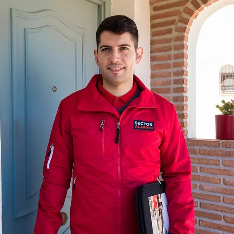 Comercial de seguridad en casa de cliente Comercial de seguridad en casa de cliente