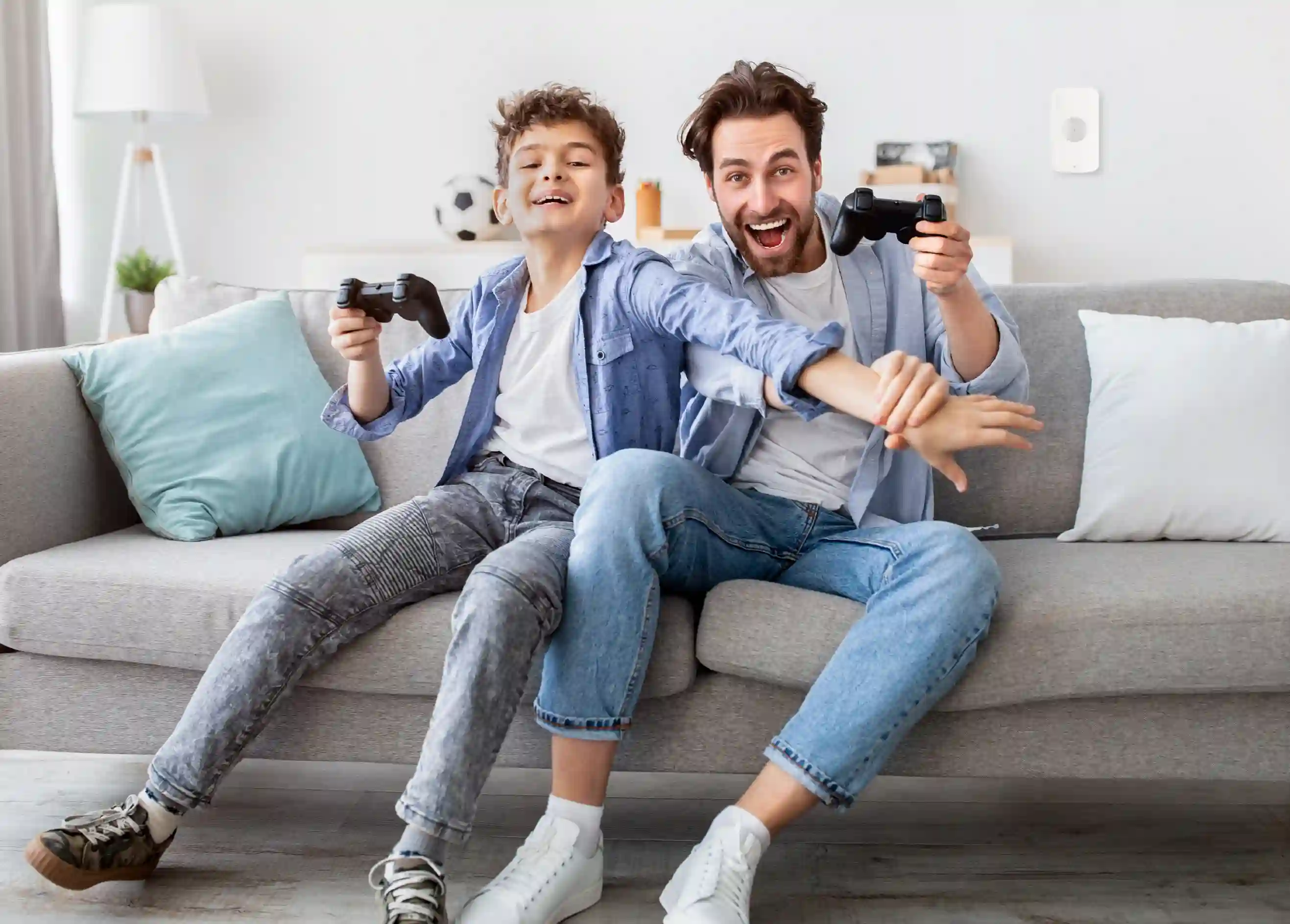 padre e hijo divirtiendose en casa gracias a sector alarm
