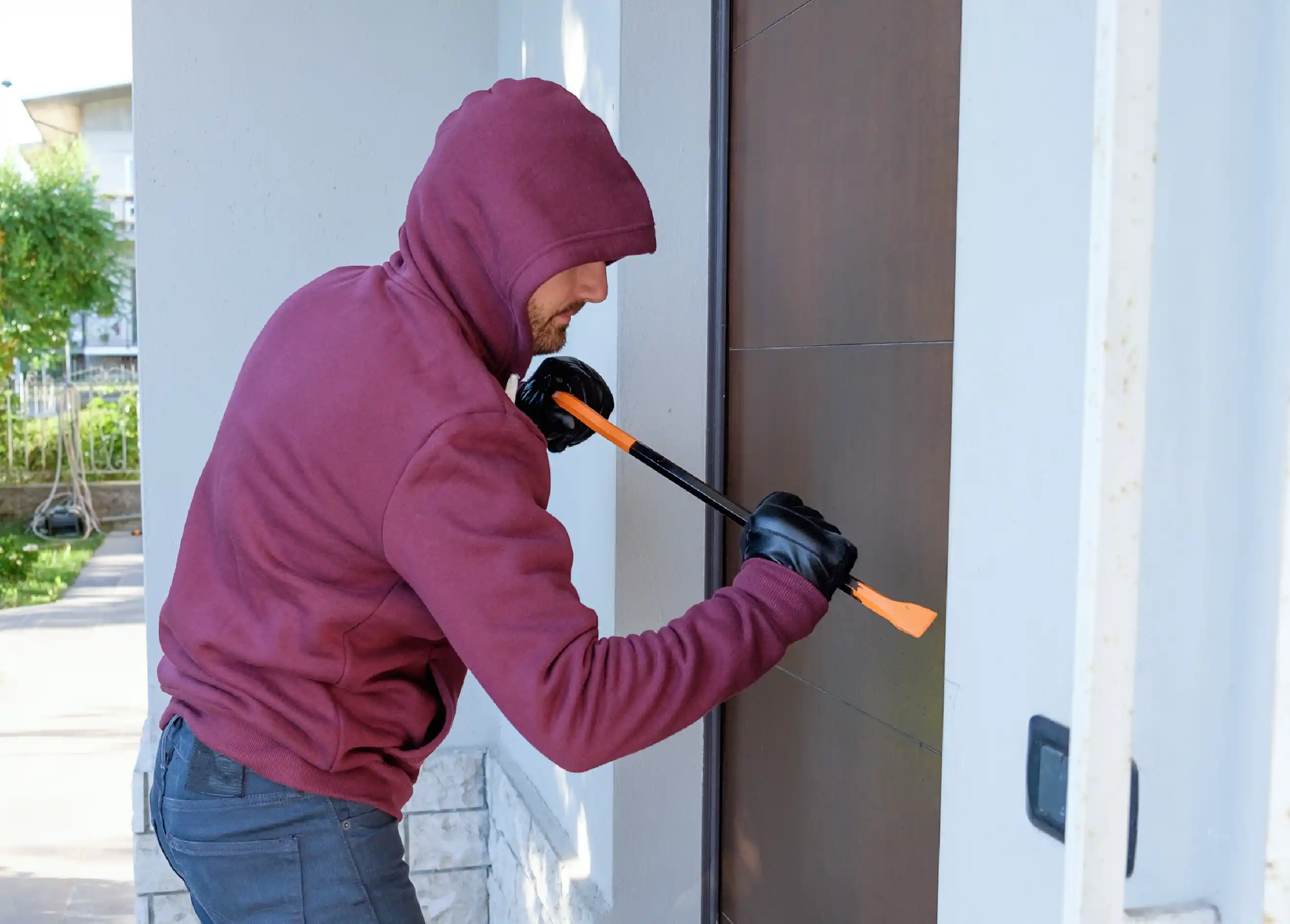 hombre intentando okupar una casa encapuchado