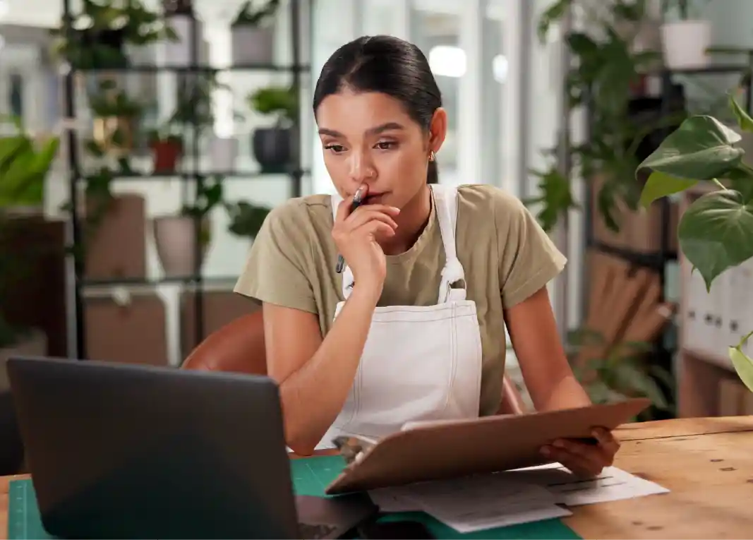 chica contratando alarma para Pequeños negocios