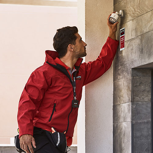 Agente Comercial de Sector Alarm instalando una cámara